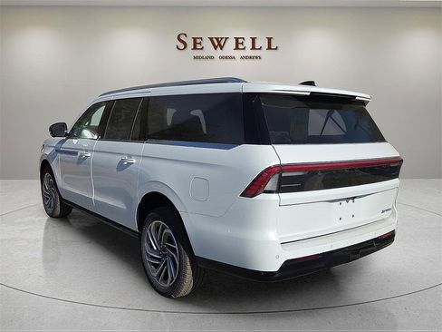 New 2025 Lincoln Navigator L Reserve image 3
