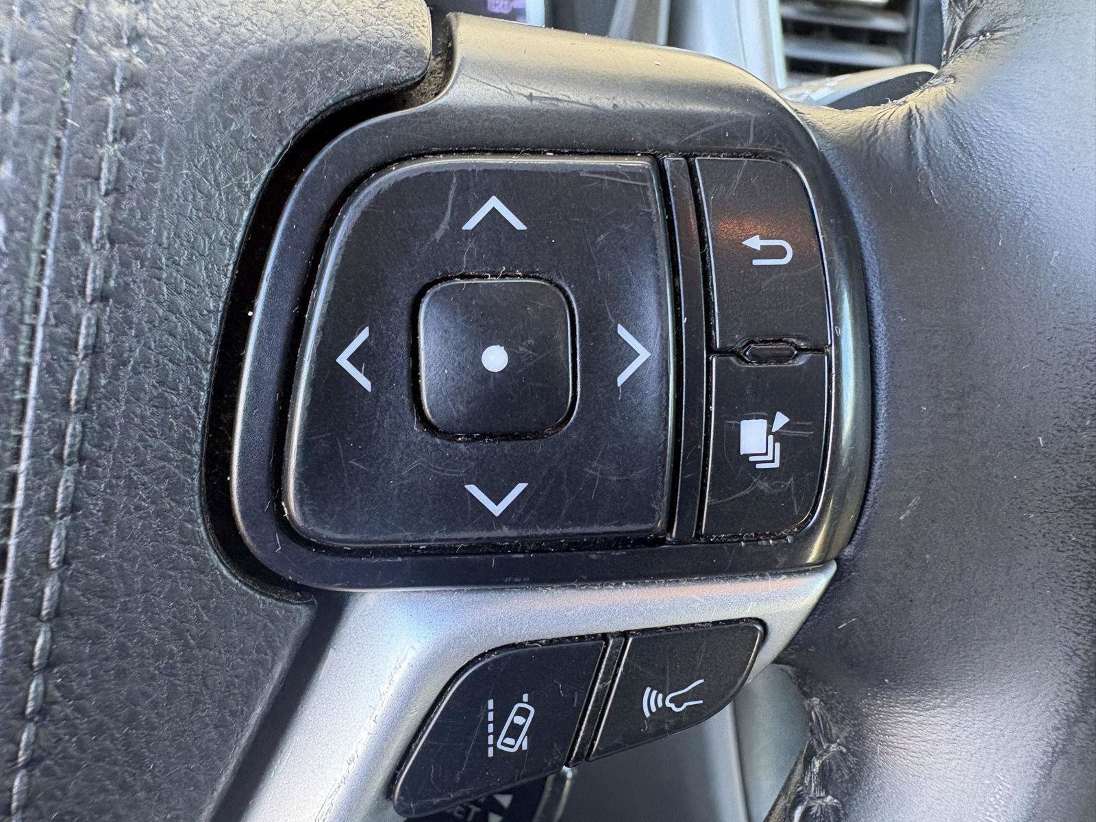 Used 2018 Toyota Highlander Plus AWD/4WD image 32