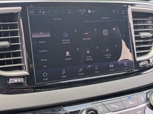 Used 2025 Chrysler Pacifica Select image 21