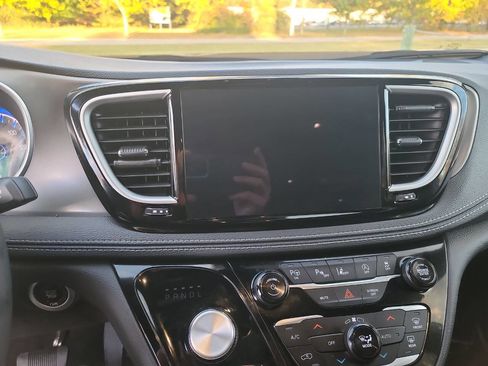 Used 2025 Chrysler Pacifica Select image 14