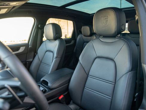 Used 2025 Porsche Cayenne image 5