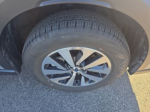 Certified 2025 Subaru Outback Premium w/ Popular Package #1A image 5