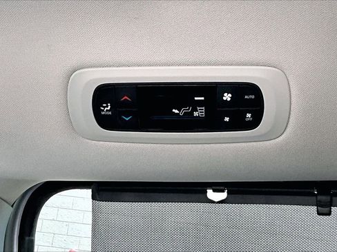 Used 2024 Chrysler Pacifica Touring-L FWD image 15