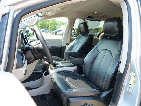 Used 2024 Chrysler Pacifica Touring-L FWD image 14