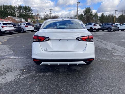 Used 2022 Nissan Versa SV image 6