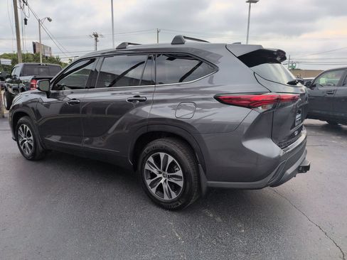 Used 2022 Toyota Highlander XLE AWD/4WD image 3