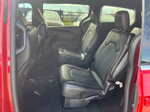 Used 2025 Chrysler Pacifica Select image 25