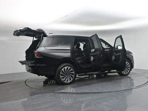 Used 2025 Lincoln Navigator Black Label AWD/4WD image 4