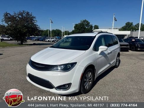 Used 2017 Chrysler Pacifica Touring-L FWD image 1