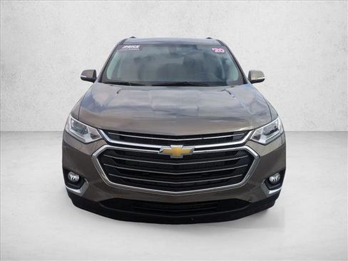 Used 2020 Chevrolet Traverse LT image 2