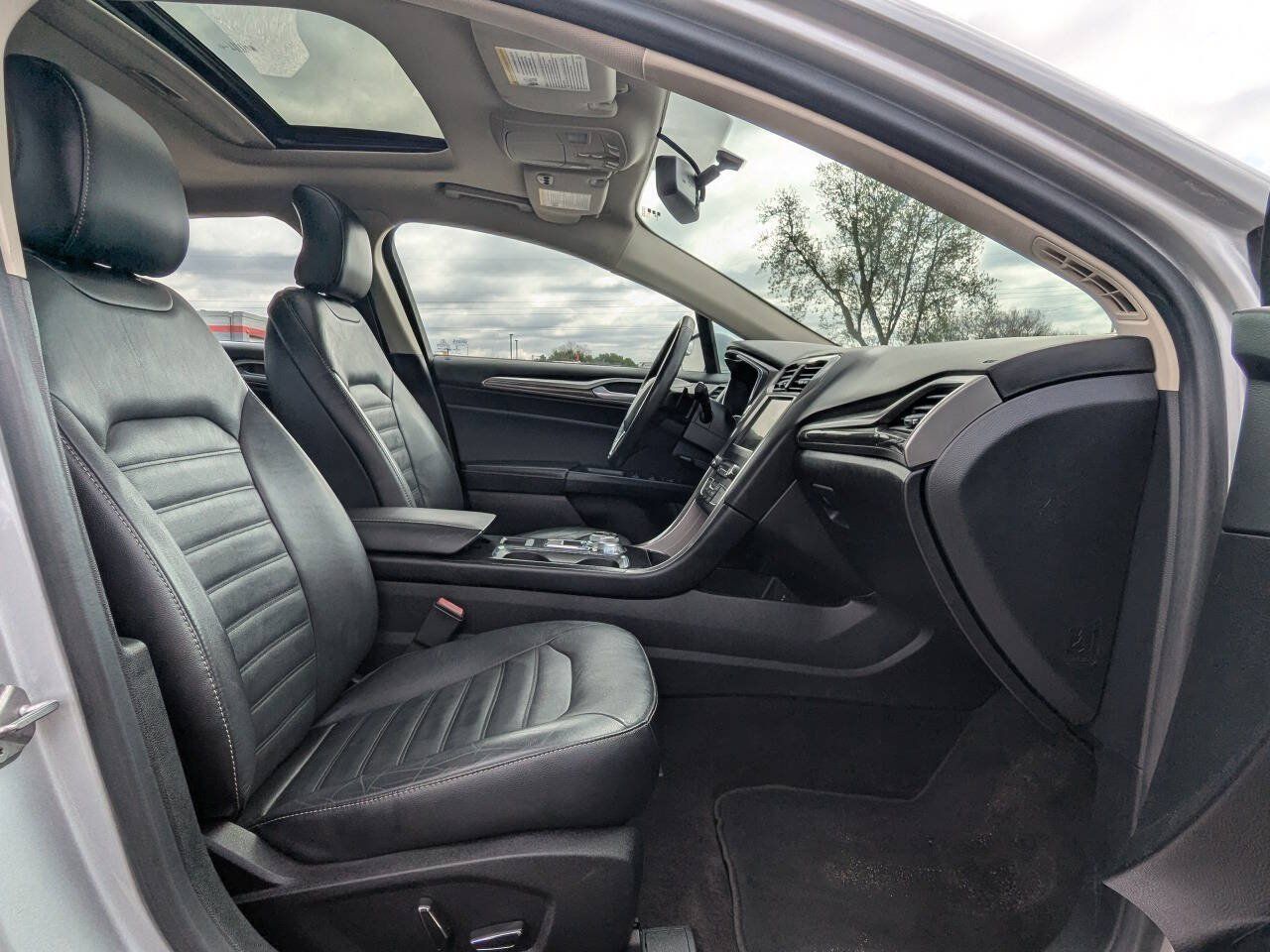 Used 2017 Ford Fusion SE w/ Fusion SE Technology Package AWD/4WD image 16