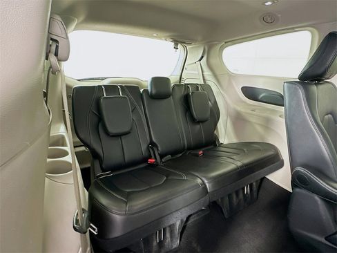 Used 2024 Chrysler Pacifica Select image 27