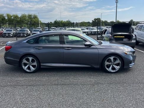 Used 2018 Honda Accord Touring image 3