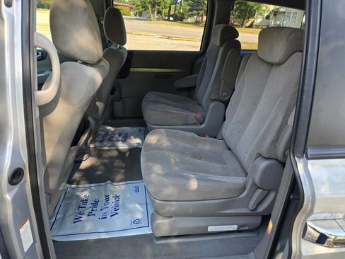 Used 2007 Hyundai Entourage GLS image 14