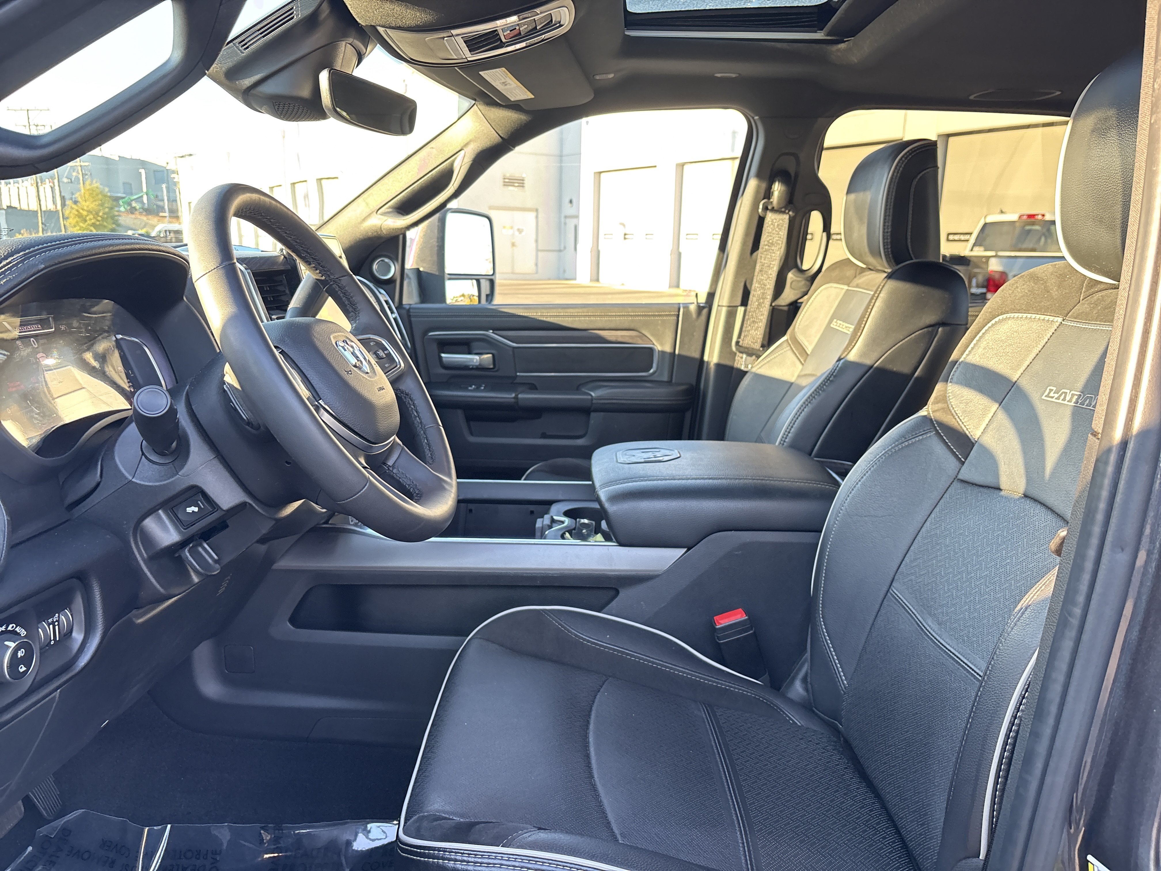 Used 2025 RAM 3500 Laramie AWD/4WD image 18