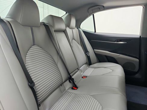 Used 2020 Toyota Camry SE w/ Sunroof Package image 27