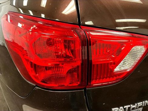 Used 2019 Nissan Pathfinder SL w/ SL Premium Package image 30