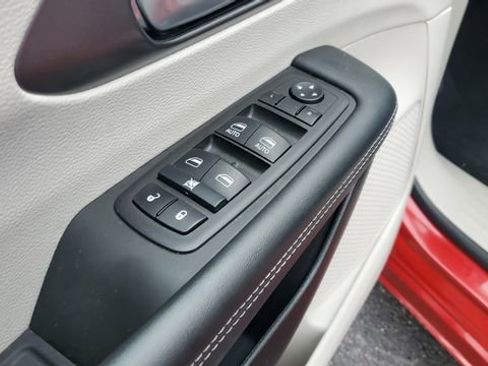 Certified 2024 Chrysler Pacifica Touring-L image 6