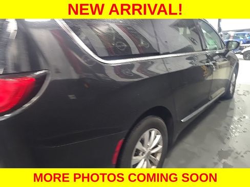 Used 2018 Chrysler Pacifica Touring-L FWD image 4