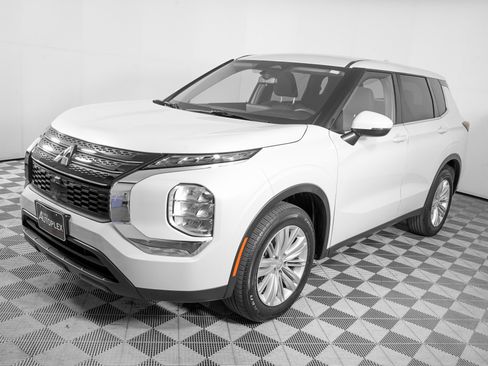 Used 2023 Mitsubishi Outlander ES image 8