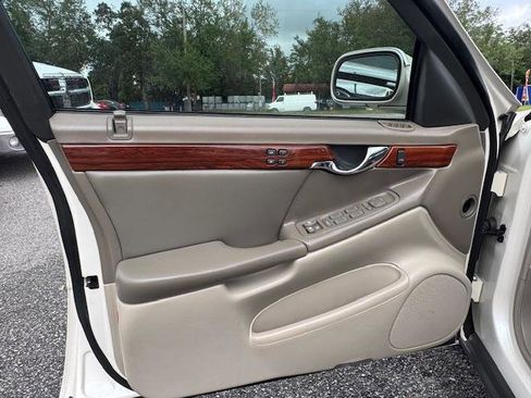 Used 2002 Cadillac De Ville Sedan w/ Comfort/Convenience Pkg image 10