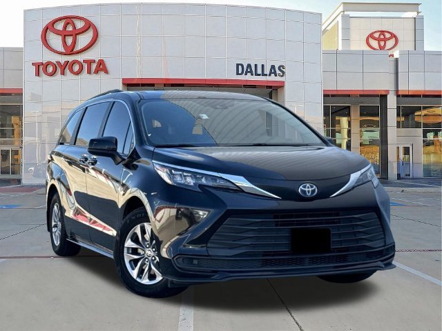 Used 2025 Toyota Sienna LE FWD image 1