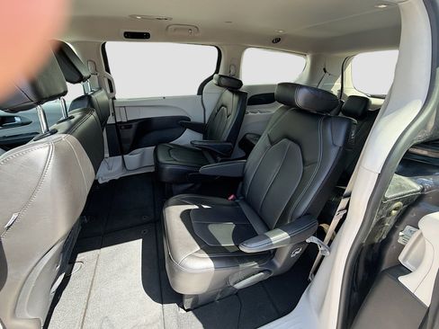 Used 2023 Chrysler Pacifica Touring-L FWD image 23