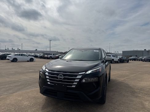 Certified 2025 Nissan Rogue SV image 6