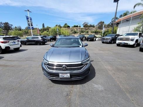 Used 2024 Volkswagen Jetta SE FWD image 3
