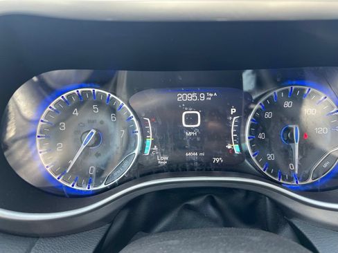 Used 2023 Chrysler Pacifica Touring-L FWD image 11