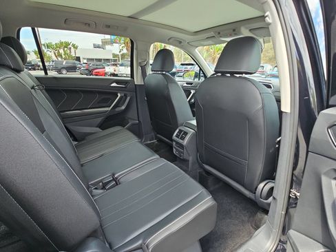 Used 2023 Volkswagen Tiguan SE w/ Panoramic Sunroof Package FWD image 11