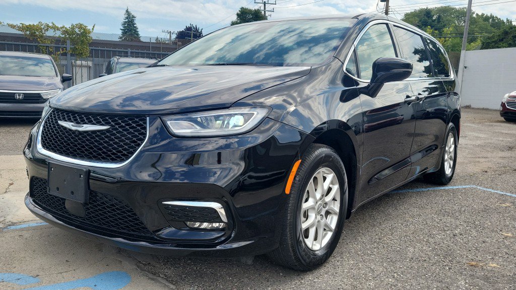 Used 2025 Chrysler Pacifica Select FWD image 4