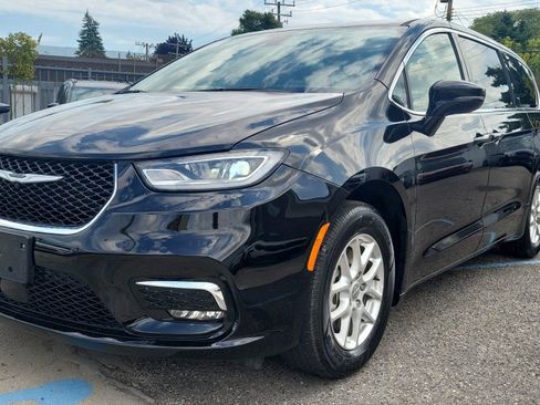 Used 2025 Chrysler Pacifica Select FWD image 4