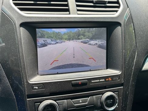 Used 2017 Ford Explorer XLT w/ Equipment Group 202A AWD/4WD image 24