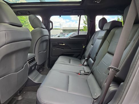 Used 2024 Lexus GX 550 w/ Accessory Package (2T) AWD/4WD image 10