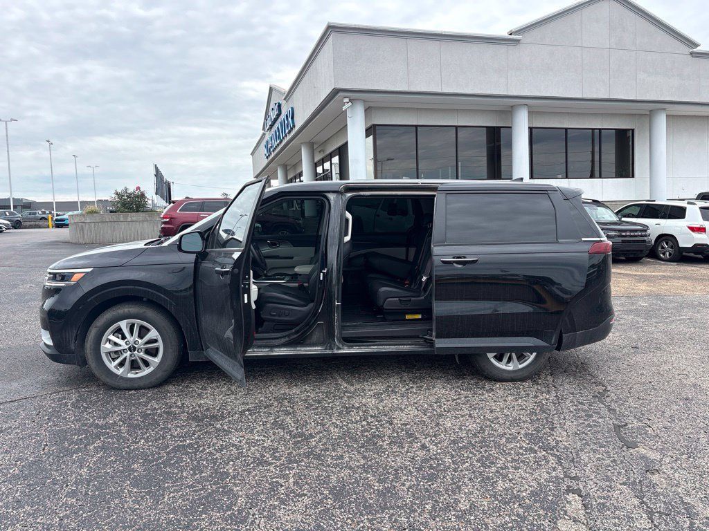 Used 2023 Kia Carnival LX FWD image 4