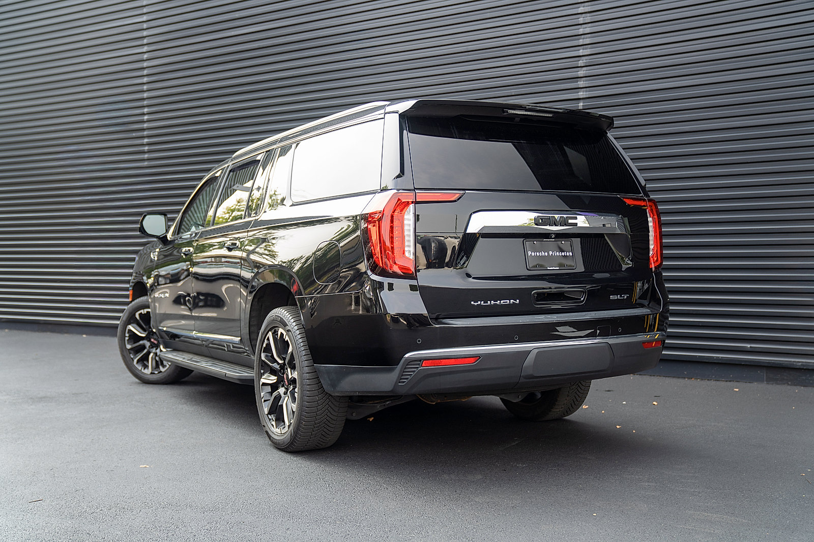 Used 2022 GMC Yukon XL SLT w/ SLT Luxury Package AWD/4WD image 3
