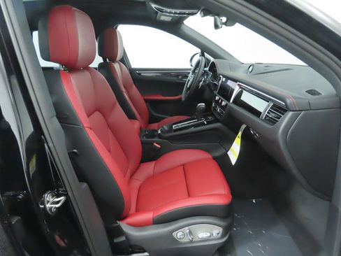 Used 2025 Porsche Macan AWD/4WD image 23