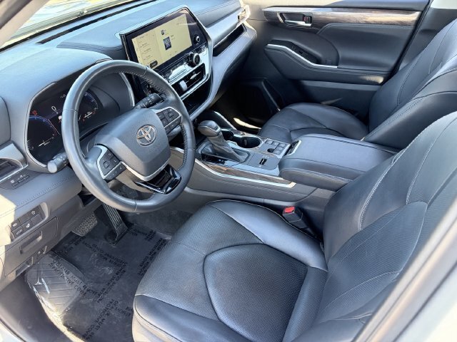 Used 2023 Toyota Highlander Limited FWD image 19