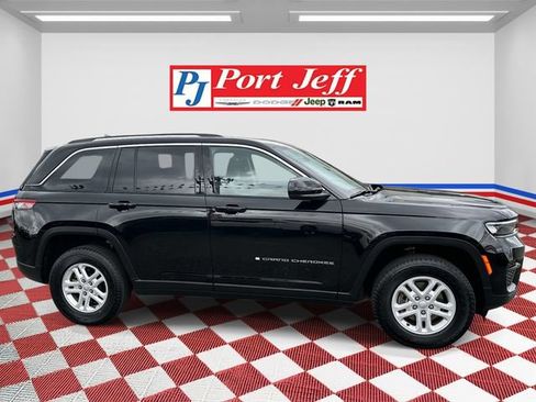 Used 2023 Jeep Grand Cherokee Laredo AWD/4WD image 3