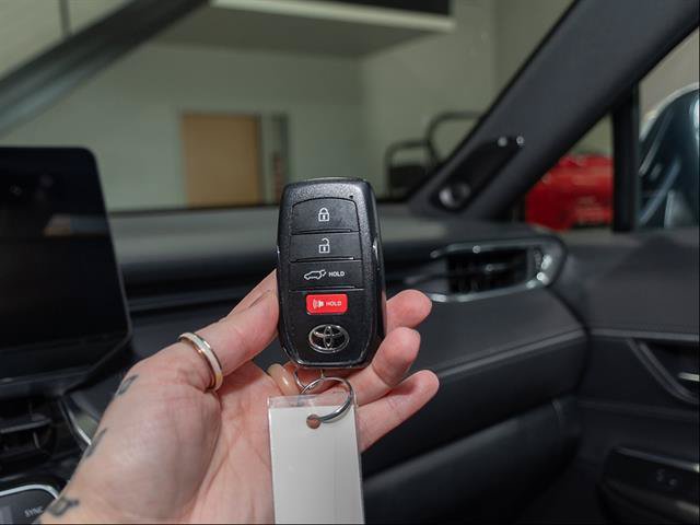 Used 2024 Toyota Venza XLE AWD/4WD image 16