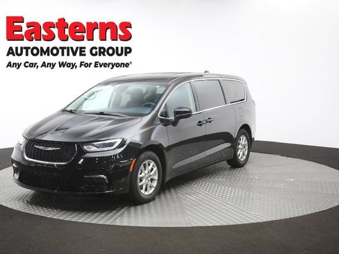 Used 2023 Chrysler Pacifica Touring-L FWD image 57
