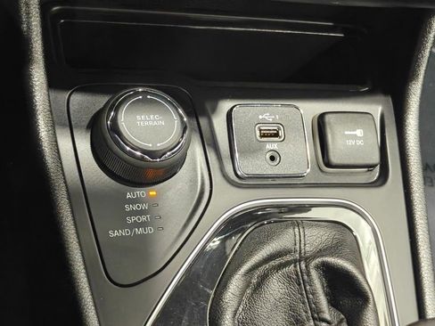 Used 2019 Jeep Cherokee Limited image 9