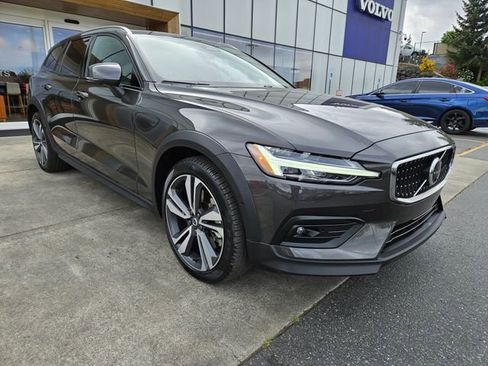 Used 2025 Volvo V60 B5 Cross Country Plus AWD/4WD image 3