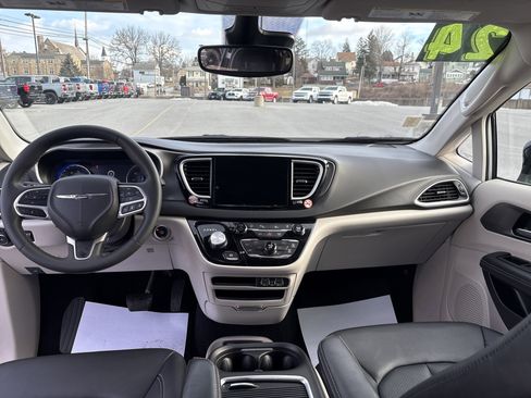 Used 2024 Chrysler Pacifica Touring-L image 15
