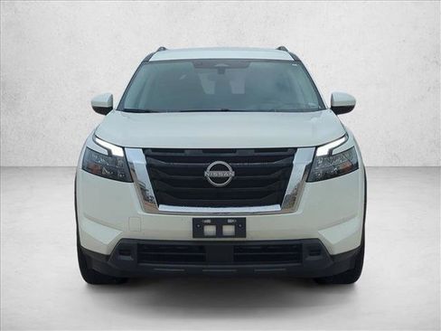 Used 2025 Nissan Pathfinder SV image 2