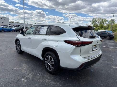 Used 2024 Toyota Highlander XLE AWD/4WD image 3