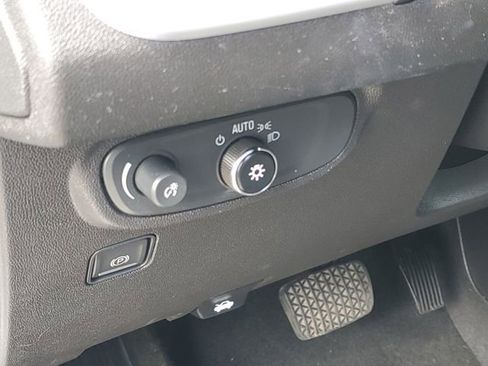 Used 2023 GMC Terrain SLE FWD image 9
