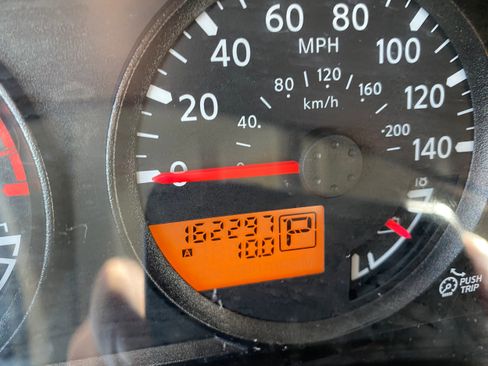 Used 2010 Nissan Xterra Off-Road image 11