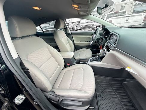 Used 2019 Hyundai Elantra SE image 32